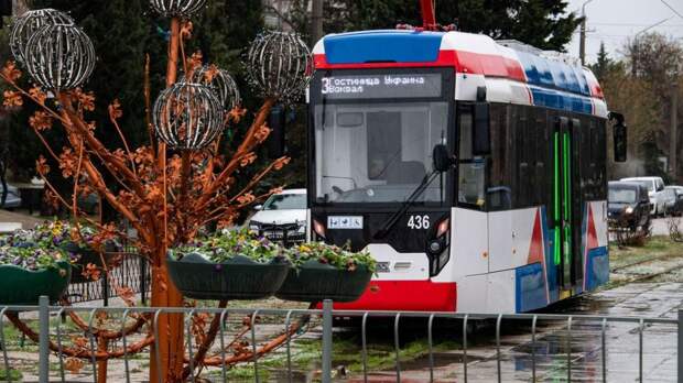 Сильный ветер остановил трамваи в Евпатории