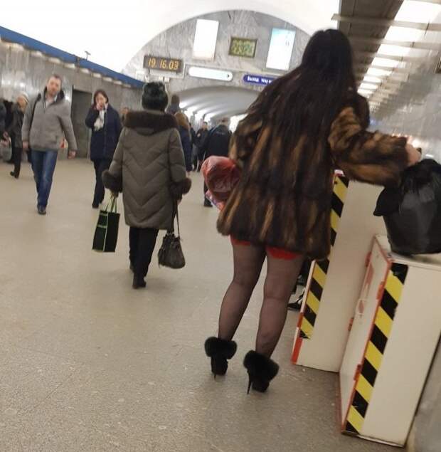 Модники и странные персонажи в метро