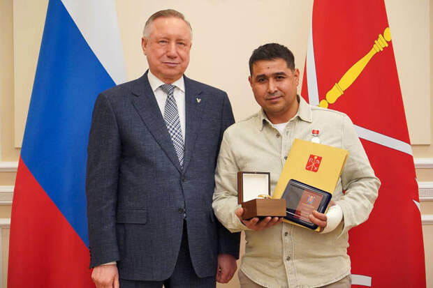 В Петербурге Беглов наградил дворника, спасшего ребенка на Петрозаводской улице