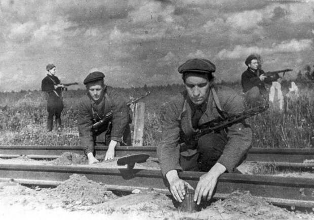 Советские партизаны минируют железную дорогу. | Фото: diary.ru. Советские партизаны минируют железную дорогу. | Фото: diary.ru.