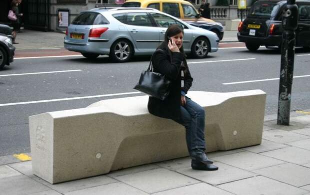 Идеальная скамейка весом 1,7 тонны, которая не даст собой воспользоваться 