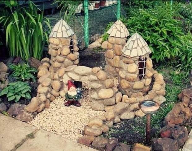 Замок из пластикового бутыля и камней. Оригинальная идея для декора сада или дачи.