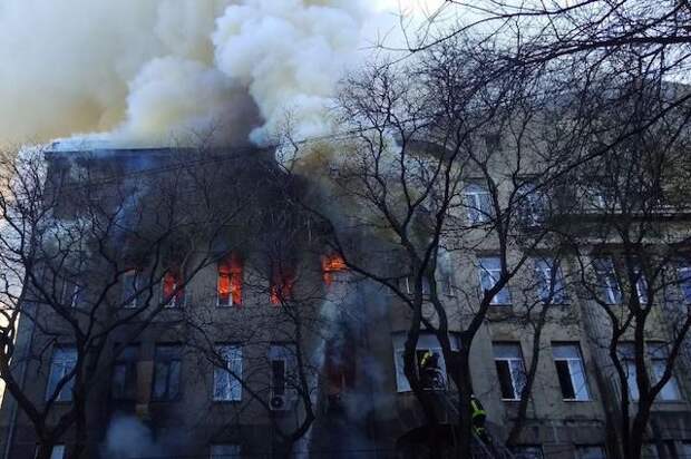 В горящем здании колледжа в Одессе обрушилась крыша