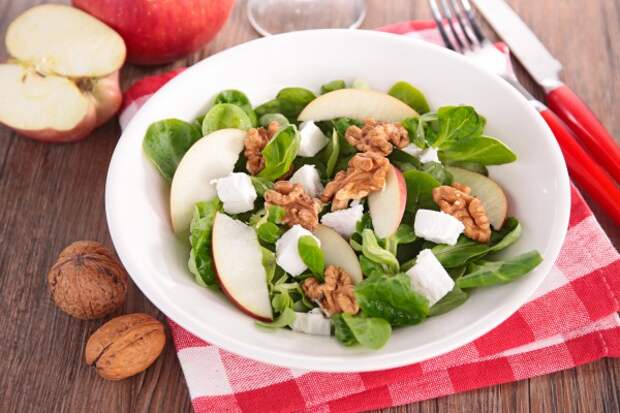 Витаминный яблочный салат с зеленью и орехами