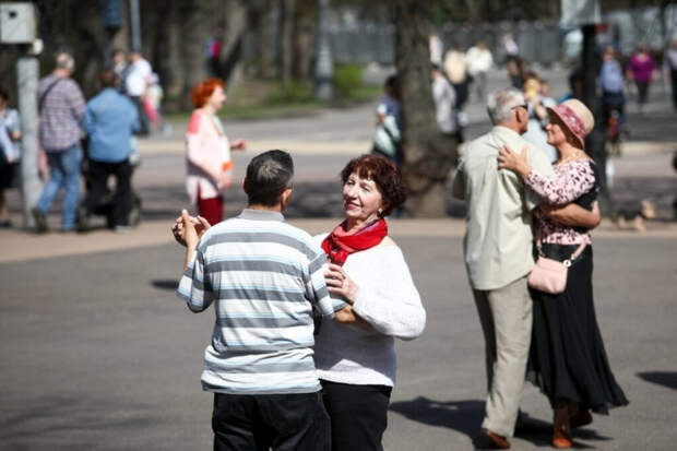 Москвичам пообещали тепло до +27 и дожди к выходным
