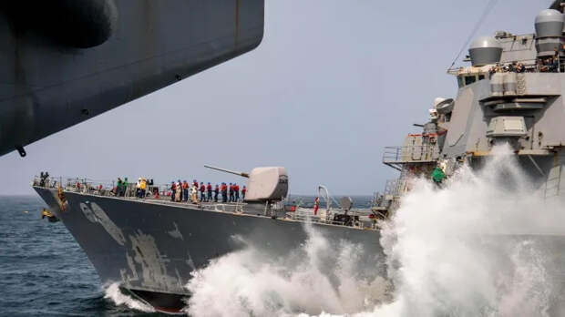 Показаны кадры торпедной атаки КСИР Ирана по кораблю ВМС США