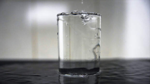 Не прекращает работу: популярный утренний ритуал с водой признали бесполезным