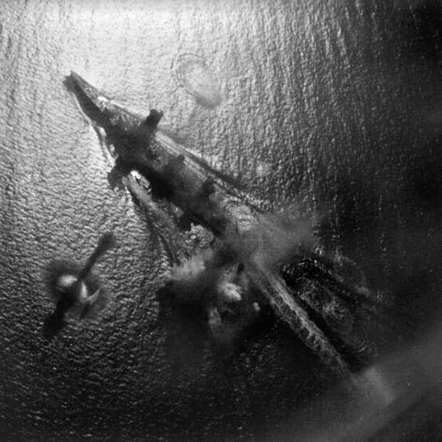 Линкор "Ямасиро" под атакой американских самолётов из авиагруппировки авианосца "Интерпрайз" в заливе Суригао, 24 октября 1944 г. Великая Отечественная Война, архивные фотографии, вторая мировая война