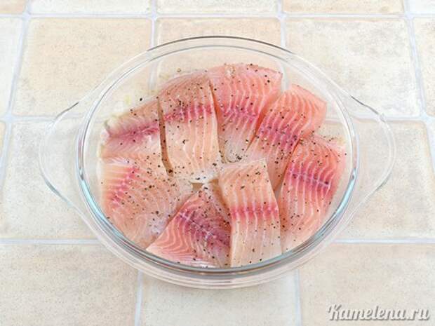 Рыба, запеченная с морковью и луком — 6 шаг