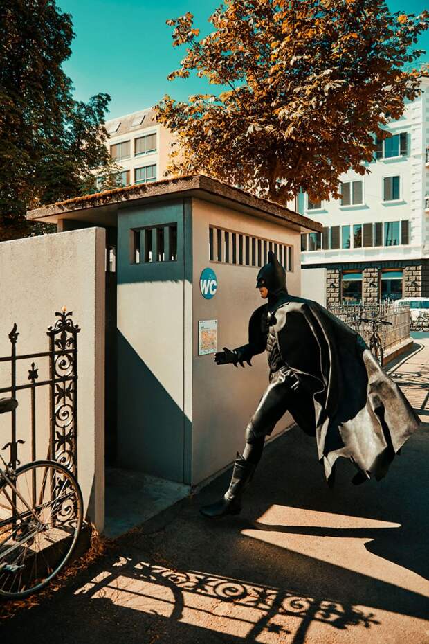 9 фото Бэтмена, который пытается жить как обычный человек