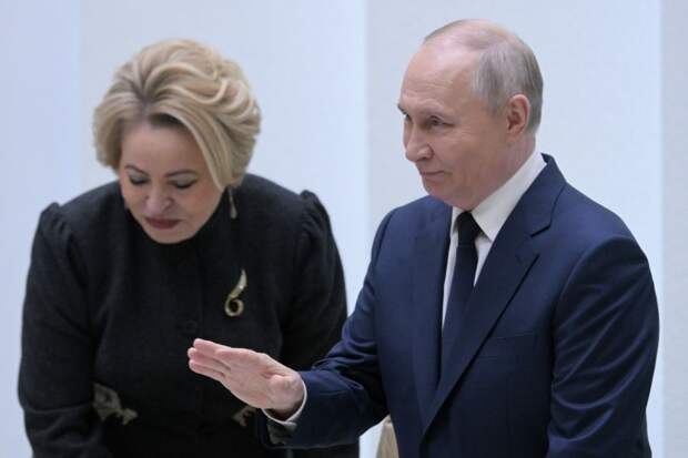 Путин: власти России будут укреплять институты федерализма