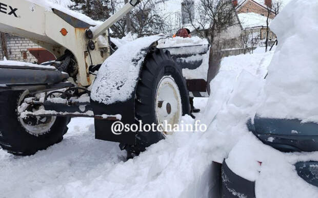 В Солотче грейдер задел припаркованную машину