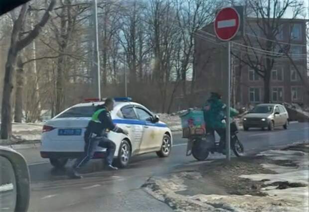 В Москве курьер маркетплейса на электровелосипеде устроил погоню с ДПС