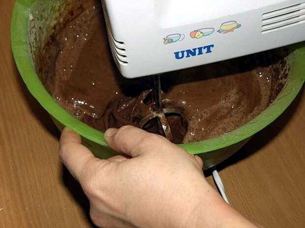 взбиваем до однородного состояния. пошаговое фото этапа приготовления торта Шоколад на кипятке