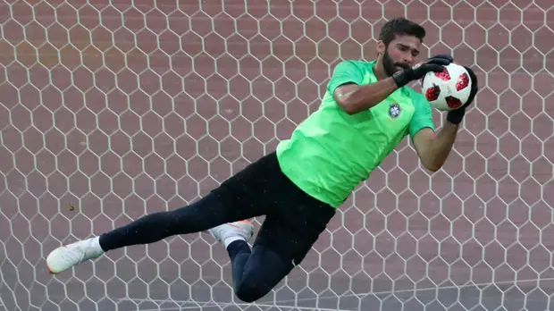 Журналист: «Ливерпуль» согласовал с «Ромой» трансфер вратаря Алисона за €75 млн