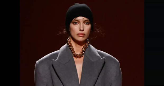 Неделя моды в Милане: Ирина Шейк вышла на подиум в пальто на "голое тело"