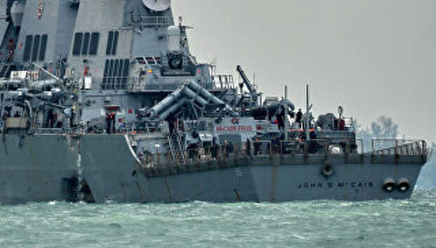 Эсминец ВМС США Джон Маккейн после столкновения с торговым судном. 21 августа 2017