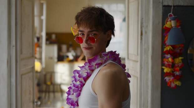 В центрах московского долголетия СЗАО покажут фильм «Сводишь с ума»