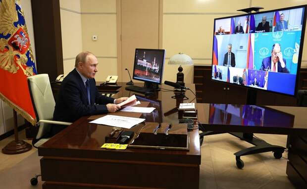 Владимир Путин провёл оперативное совещание с постоянными членами Совбеза