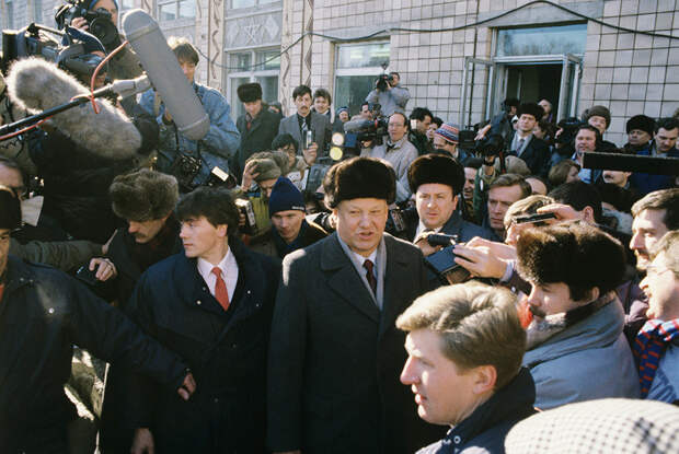 Председатель Верховного Совета РСФСР Борис Ельцин в день проведения Всесоюзного референдума о будущем СССР в окружении журналистов возле участка для голосования