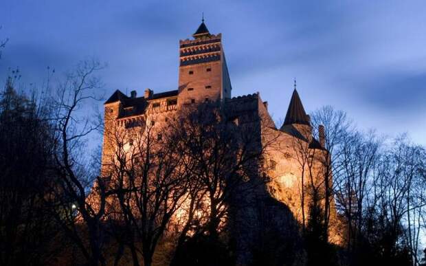 Замок Бран ночью, Трансильвания. \ Фото: triip.me.