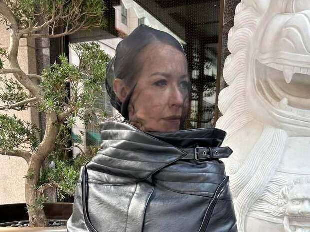 С сеткой на голове: Собчак эпатирует на показе в Шанхае в образе за миллион