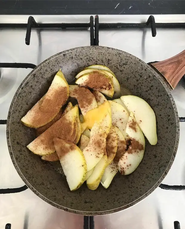 Очень аппетитные шоколадные блины можно приготовить из минимального количества продуктов