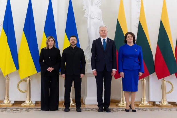 Зеленский отправился в Литву, передумав возвращаться в замерзающий Киев