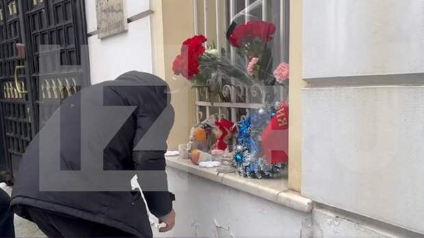 В Москве возник стихийный мемориал у посольства Ирана