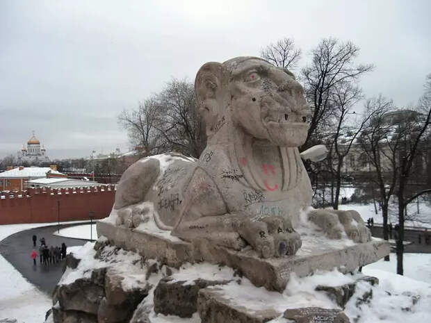 Сфинкс в Александровском саду. 2008 год. Сфинкс в Александровском саду. 2008 год.