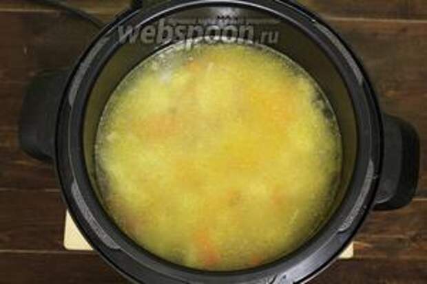 Наливаем нужное количество воды. Закрываем крышку. Включаем режим «Суп» на 12 минут. Пока варится суп, отвариваем куриные яйца и крупно нарежем.
