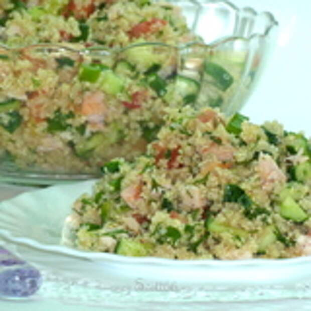 Салат с киноа, овощами и пастромой из куриной грудки