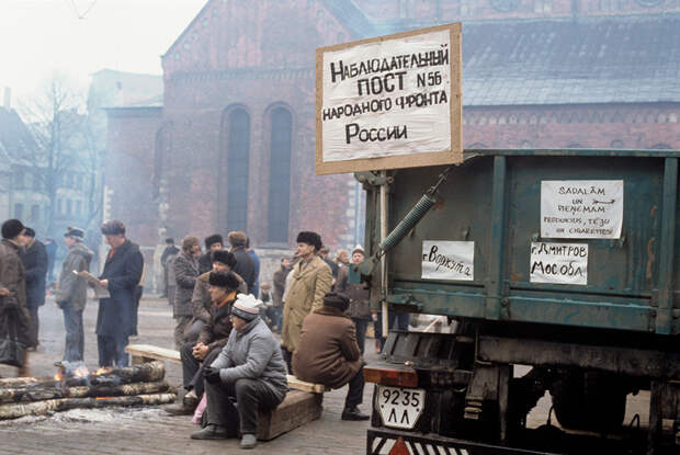 Представители Народного фронта России на улицах Риги, январь, 1991 год