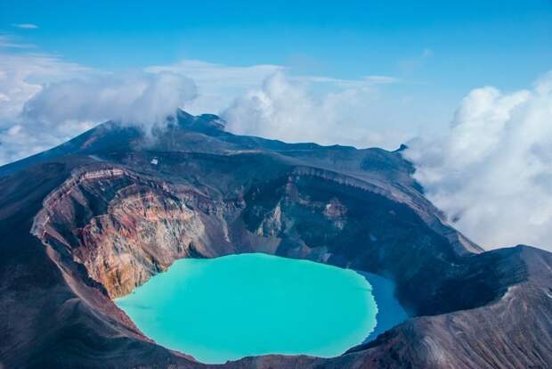 Камчатка — край вулканов, поэтому здесь вы найдете большое количество кислотных озер. Самые известные и красивые — в кратерах действующих вулканов Горелый и Малый Семячик. Russia, travel, животные, камчатка, факты