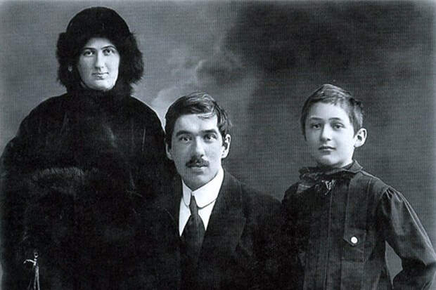 Корней Иванович Чуковский с женой Марией и сыном Николаем.