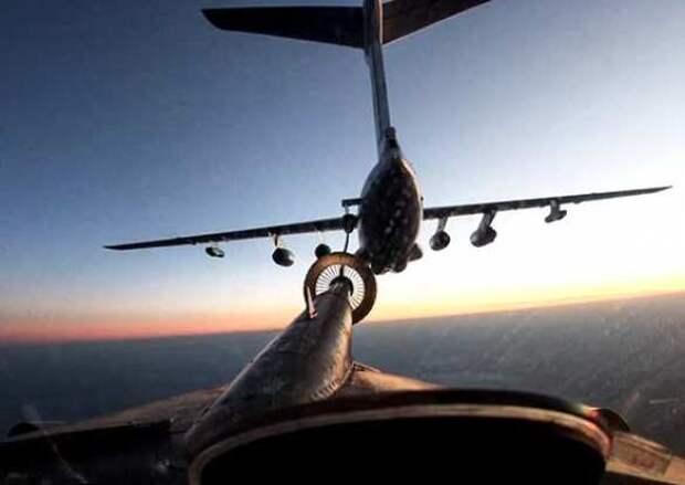 Эффектные кадры: российские стратегические авианосцы облетают границы НАТО (ВИДЕО) | Русская весна