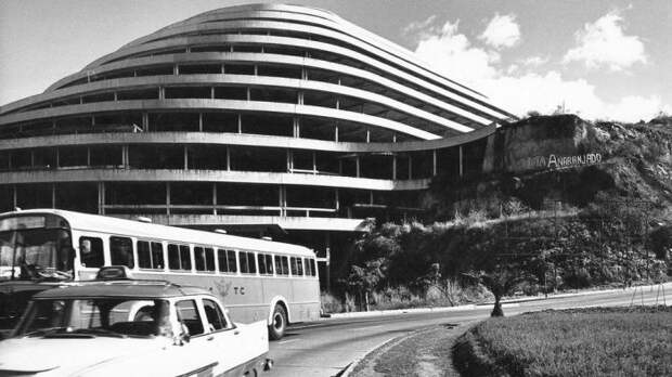 В 1961 г. строительство самого необычного здания Венесуэлы было полностью заморожено («El Helicoide», Каракас). | Фото: bigpicture.ru. 