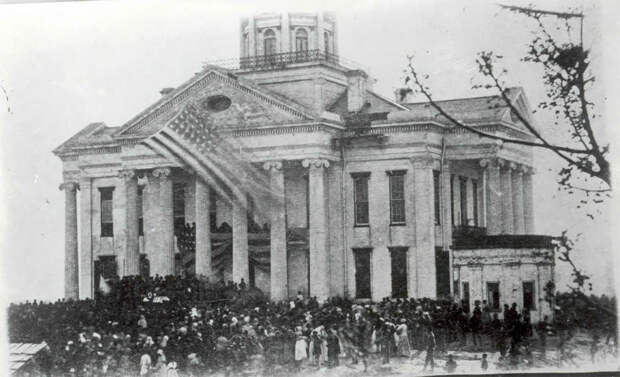 Большая толпа, собравшаяся после смерти Авраама Линкольна у здания суда в Виксбурге.