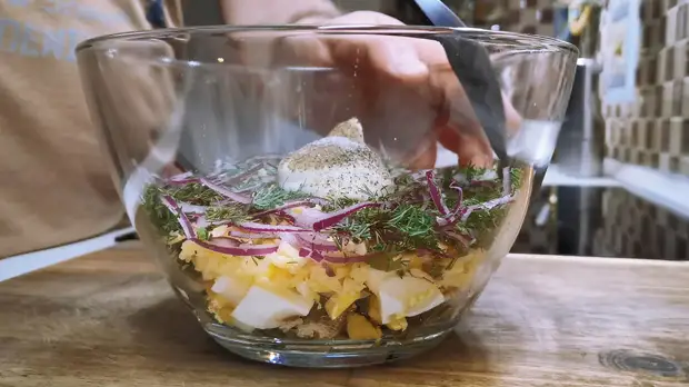 Наш новый рецепт салата со шпротами уже разошелся по всем знакомым. Готовили как быструю закуску для гостей и не промахнулись