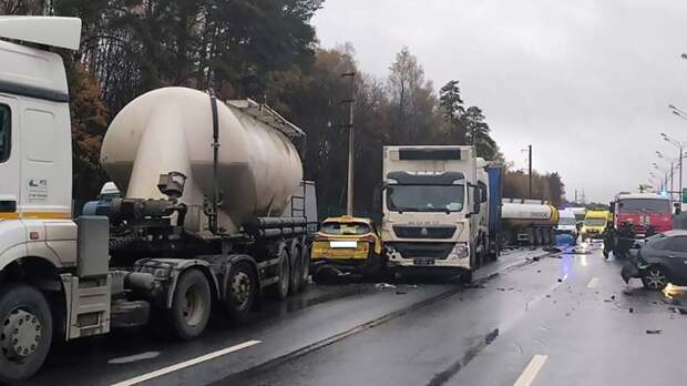 Три человека погибли, двое пострадали в результате массового ДТП под Серпуховом