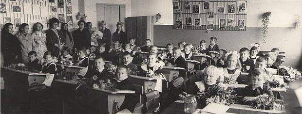 г. Прокопьевск, Кемеровская область. 1 сентября 1975 года. Средняя школа N 72, 1-А класс. Фото сделал мой дядя Обищешко Сергей Леонидович. Прислал «Сергей Sergei».jpg