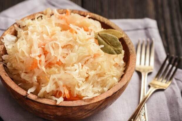 Салат с квашеной капустой. \ Фото: bon-appetit.mozello.com.