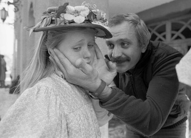 «Я выросла в семье, где всё подстроено под мужчин»: Анна Михалкова о самореализации в роли жены и матери