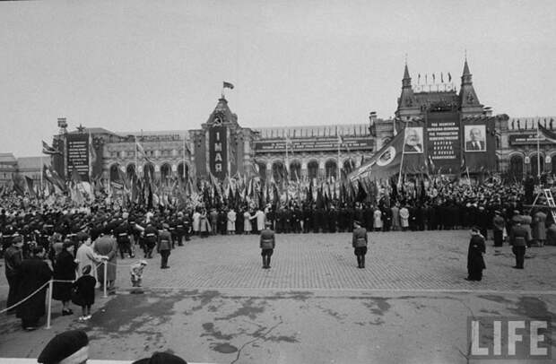 Как проходили майские праздники в Москве в 1958 году (24 фото)