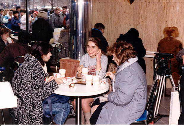 Эпические фото о том, как в Москве в 1990 году открылся первый McDonald’s