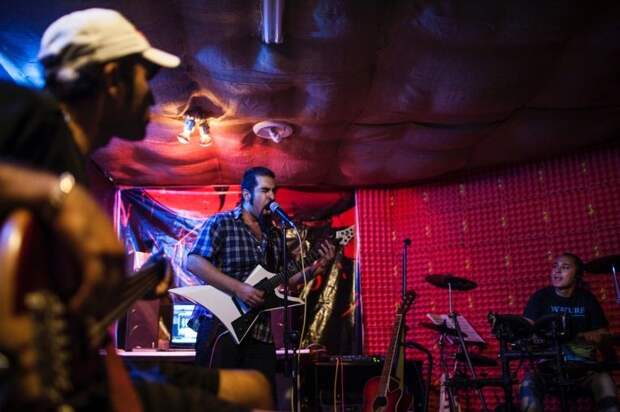 Рок-группа выступает на секретном концерте в Исфахане