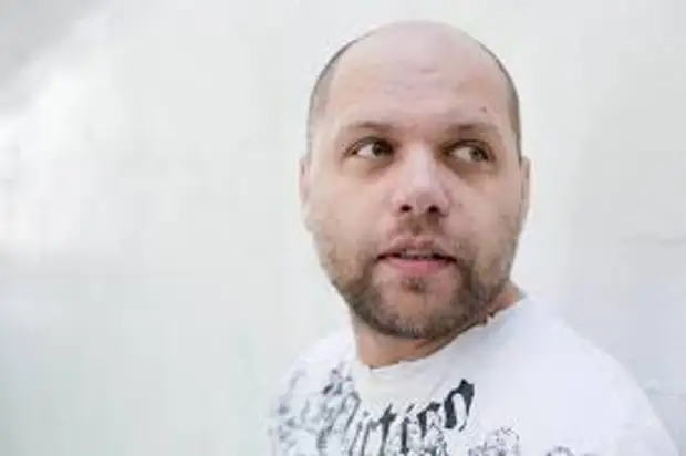 Чтобы спасти крошечного котенка, мужчина прыгнул на рельсы в метро