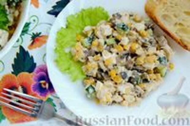 Фото к рецепту: Салат с курицей, кукурузой, шампиньонами и огурцами
