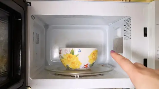 Как за 5 минут почистить микроволновую печь