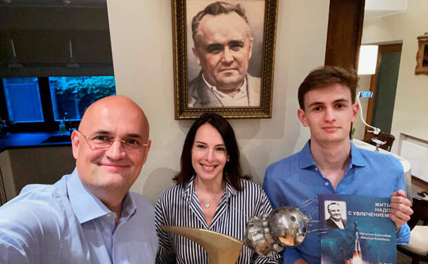 Андрей Вадимович Королев с женой Еленой и сыном Павлом.